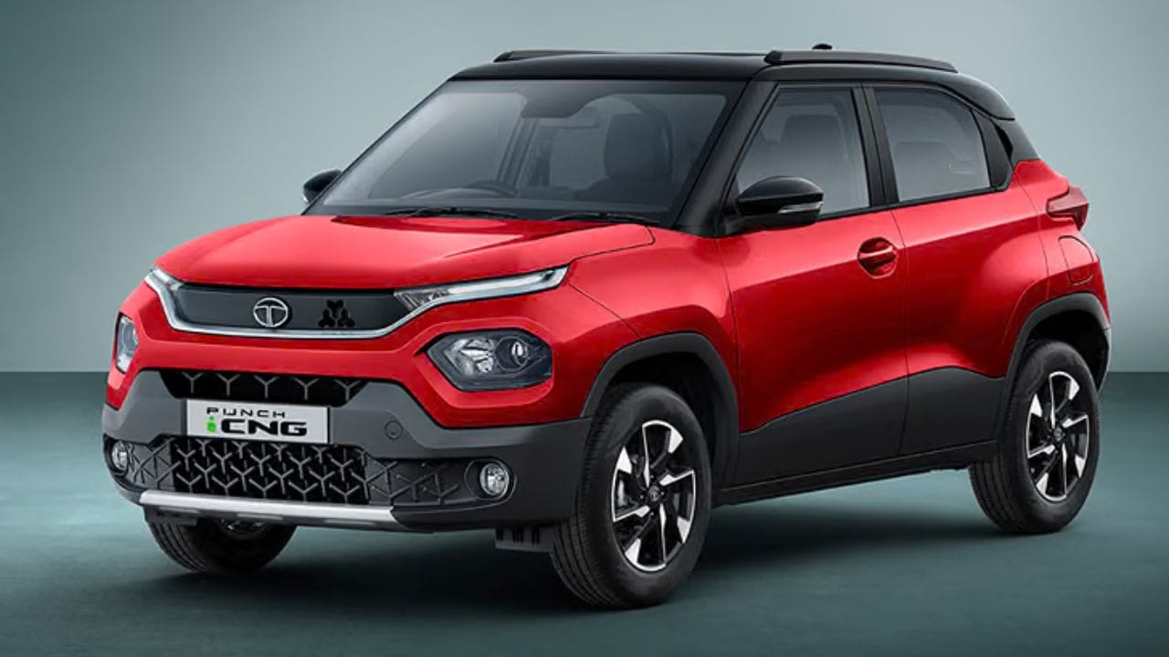 Tata Punch CNG -  टाटा पंच CNG च्या इंजिनात ड्युअल सिलेंडर सेटअपसह 1199cc चे 3-सिलिंडर इंजिन मिळते. जे CNG वर 74hp ची पॉवर आणि 103Nm चा टॉर्क जनरेट करते. हे 5-स्पीड मॅन्युअल ट्रान्समिशनशी जुळलेले आहे. पेट्रोल व्हर्जनसारखा या व्हर्जनमध्ये  ड्राइव्ह मोड मिळत नाही.  ARAI द्वारा या CNG कारसाठी 26.99km/kg च्या मायलेजचा दावाकेला आहे. पार्किंगसाठी 360-डिग्री कॅमरा, ब्लाईंड व्यू मॉनिटर, ऑटो-डिमिंग IRVM, एक मोठा 10.24 HD टचस्क्रीन इंफोटेनमेंट सिस्टीम यात दिली आहे. किंमत: 6,84,990 रुपये 