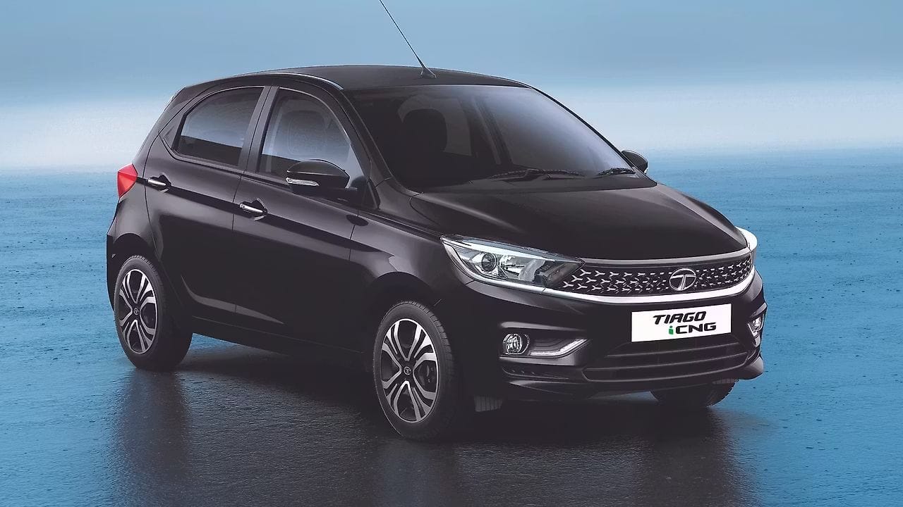 Tata Tiago CNG -   टाटा टियागोत 1.2-लिटर इनलाइन थ्री-सिलेंडर पेट्रोल इंजिन असून ते  82bhp ची पॉवर आणि  114Nm टॉर्क जनरेट करते.याला 5-स्पीड मॅन्युअल वा AMT गिअरबॉक्सने जोडले आहे. ग्राहकांना यात सीएनजीचा पर्याय दिला आहे.सेफ्टीसाठी ड्युअल-फ्रंट एअरबेग, ABS, EBD, TPMS आणि ESC मिळतात.आता यात अपडेटेड LED हेडलाईट्स  आणि DRLs मिळतात. इंटेरिअरमध्ये नवीन कलर स्कीम आहे. मेलेंज फॅब्रिक अपहोल्स्ट्री दिलेली आहे. यात 10.25-इंचाची इंफोटेनमेंट स्क्रीन दिली आहे. किंमत: 5,86,990 रुपये