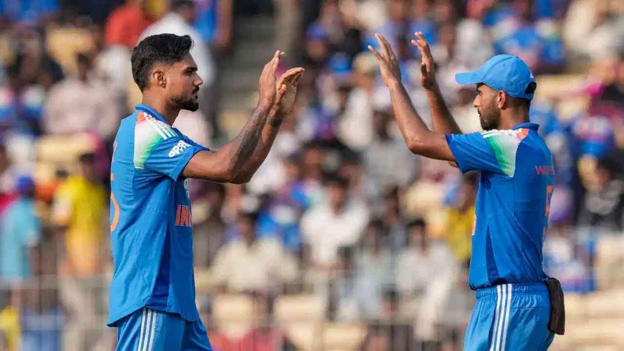 IND vs WI : प्रसिद्ध कृष्णा दुखापतीमुळे OUT, विंडिज विरुद्ध तिसऱ्या वनडेसाठी त्याच्याजागी या गोलंदाजाची टीममध्ये एन्ट्री IND vs WI : प्रसिद्ध कृष्णा दुखापतीमुळे OUT, विंडिज विरुद्ध तिसऱ्या वनडेसाठी त्याच्याजागी या गोलंदाजाची टीममध्ये एन्ट्री