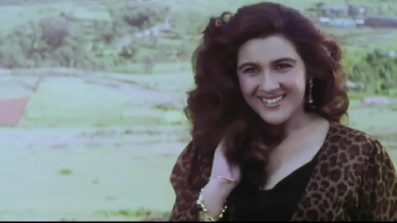 सुरेंद्र साथी यांनी या गाण्याचे बोल लिहिले असून नदीम-श्रवण यांनी संगीत दिले होते. डोंगरांच्या सुंदर पार्श्वभूमीवर चित्रित झालेला दोघांचा रोमँटिक अंदाज आणि गायकांच्या आवाजातील गोडवा यामुळे हे गाणे विशेष लोकप्रिय झाले.