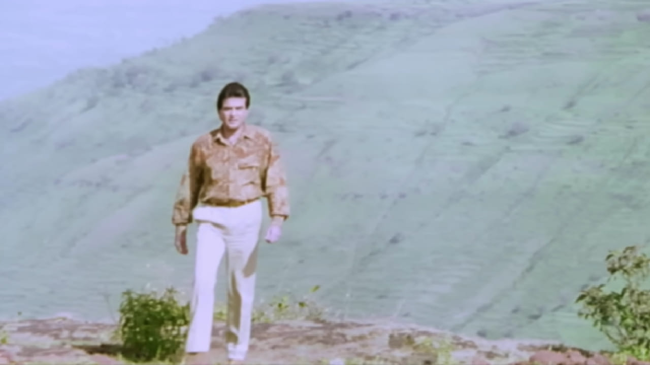 ‘रंग’ हा रोमँटिक ड्रामा चित्रपट होता. यात जितेंद्र आणि अमृता सिंह यांच्यासह दिव्या भारती, कमल सदाना आणि आयशा जुल्का यांनीही महत्त्वाच्या भूमिका साकारल्या होत्या. चित्रपटाचे दिग्दर्शन तलत जानी यांनी केले होते.