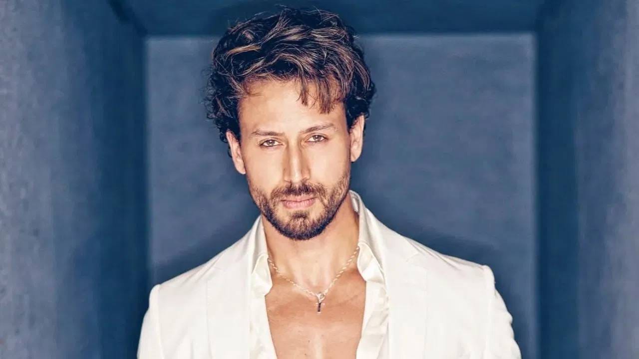 गोळीबारानंतर टायगर श्रॉफ सोशल मीडियावर पुन्हा अॅक्टिव्ह, पहिल्याच पोस्टला... काय म्हटलं त्यात? गोळीबारानंतर टायगर श्रॉफ सोशल मीडियावर पुन्हा अॅक्टिव्ह, पहिल्याच पोस्टला... काय म्हटलं त्यात?