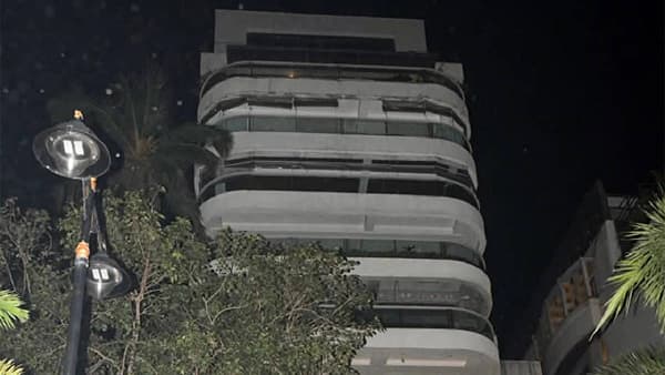 अभिनेता टायगर श्रॉफ याच्यावर जुहू येथे गोळीबार करण्यात आला. या हल्ल्यातून टायगर थोडक्यात बचावला आहे. मात्र, त्याच्या हाताला आणि छातीला थोडं खरचटलं आहे. या घटनेमुळे बॉलिवूडमध्ये खळबळ उडाली आहे. मुंबई पोलिसांनी या प्रकरणी तीन आरोपींना अटक केली आहे. हल्ल्यानंतर पोलिसांनी टायगरच्या सुरक्षेत तात्काळ वाढ केली आहे. त्याच्या खार येथील घराबाहेर मोठा पोलीस बंदोबस्त लावण्यात आला आहे. खार येथे असलेलं टायगरचं आलिशान घर पुन्हा एकदा चर्चेत आलं आहे. कसं आहे टायगरचं हे घर?