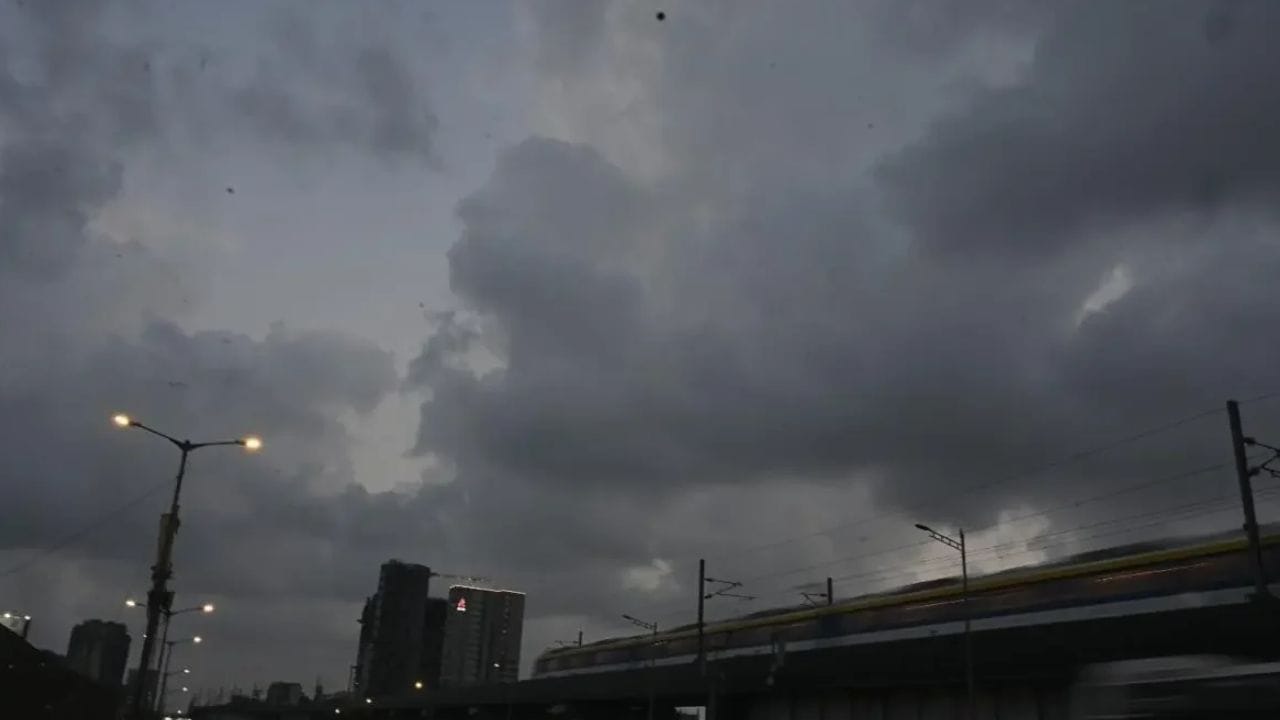 परतीचा पाऊसही समाधकारक कोसळला नाही. त्यातच पुन्हा वारं फिरल्याचे दिसत आहे. राज्यात गेल्या दोन दिवसांपासून अनेक भागात धो धो पाऊस कोसळताना दिसत आहे.