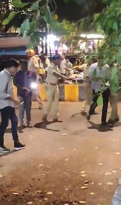 दरम्यान, तिघांनी दुचाकीवर येऊन हा गोळीबार केला, त्यामध्ये टायगर सुरक्षित आहे पण इतर दोघे जखमी झाले. 