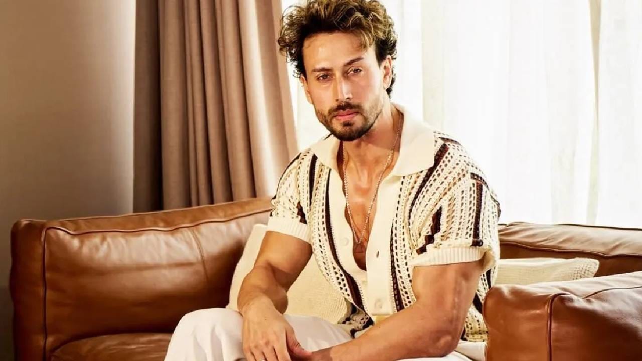 Tiger Shroff : गोळीबाराच्या घटनेनंतर 2 दिवसांत टायगर श्रॉफने घेतला मोठा निर्णय, शूटिंग.. Tiger Shroff : गोळीबाराच्या घटनेनंतर 2 दिवसांत टायगर श्रॉफने घेतला मोठा निर्णय, शूटिंग..