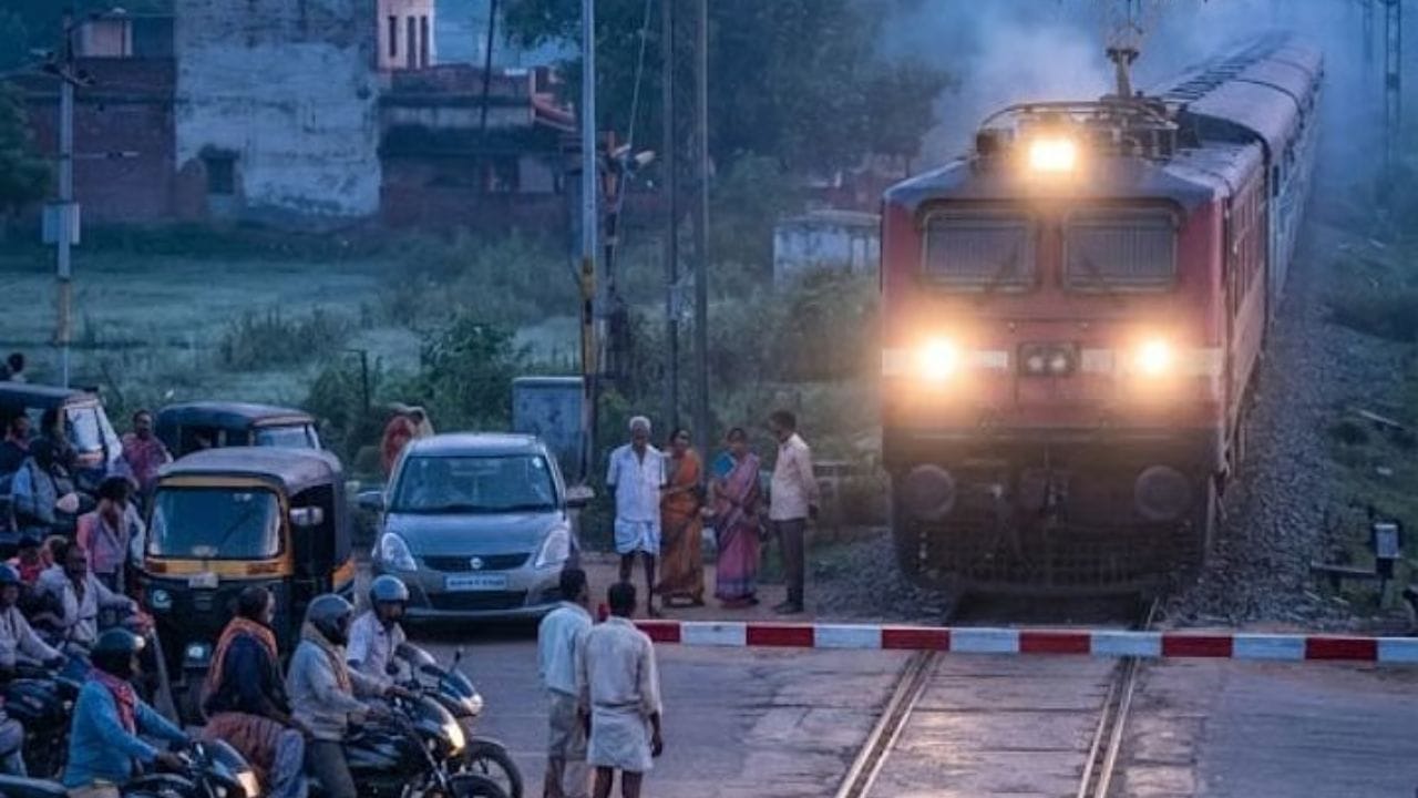 रात्रीच्या वेळी अंधारामुळे रेल्वे रुळांजवळील व्यक्ती किंवा जनावरे लोको पायलटला सहज दिसतीलच असे नाही. अशा परिस्थितीत हॉर्न वाजवून रेल्वे येत असल्याचा इशारा दिला जाऊ शकतो. हा इशारा अपघात टाळण्यासाठी महत्त्वाचा ठरतो.