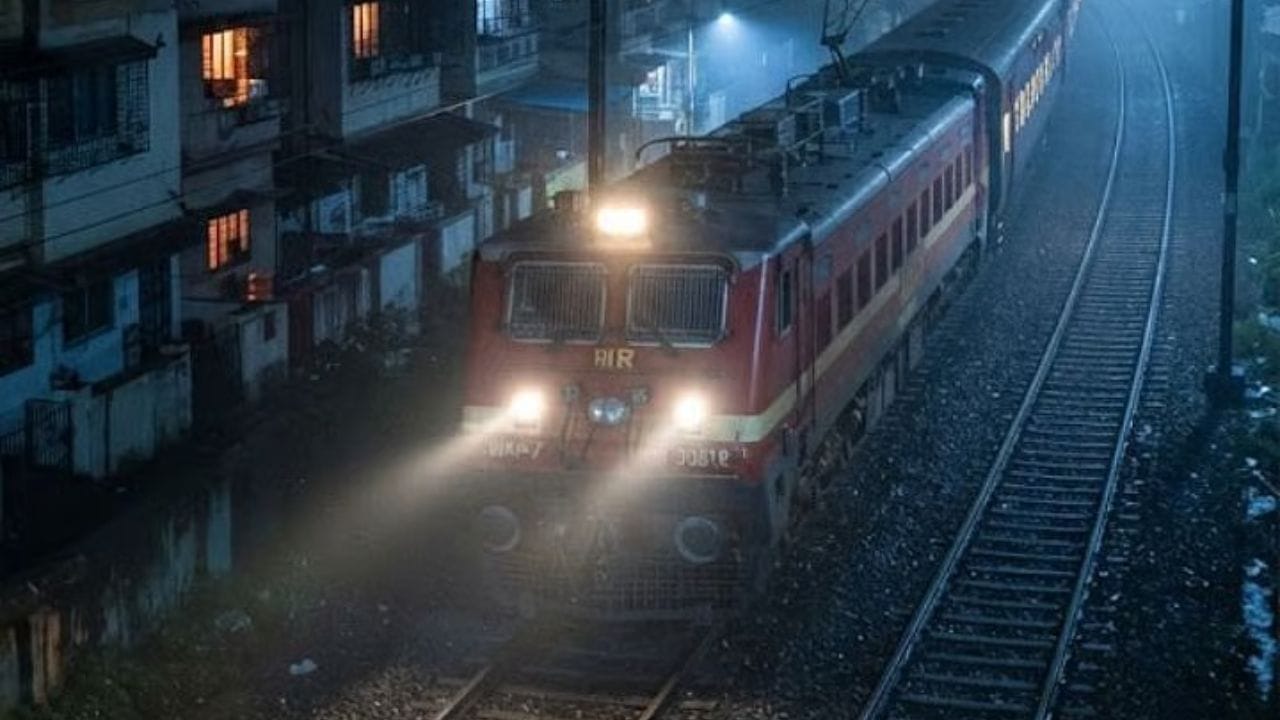भारतीय रेल्वेमध्ये पहाटे 3 वाजताच हॉर्न वाजवण्याचा कोणताही ठरावीक नियम नाही. रेल्वेचा हॉर्न मार्गावरील परिस्थिती, सुरक्षितता आणि आवश्यक संकेतांनुसार वाजवला जातो. त्यामुळे वेगवेगळ्या रेल्वे मार्गांवर हॉर्न ऐकू येण्याची वेळ वेगळी असू शकते.