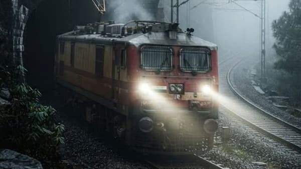 रात्री सर्वत्र शांतता असताना अचानक रेल्वेचा मोठा हॉर्न ऐकू येतो. विशेषतः पहाटे 3 वाजण्याच्या सुमारास हा आवाज ऐकून अनेकांच्या मनात प्रश्न निर्माण होतो. रेल्वेचा हॉर्न याच वेळी का वाजतो?