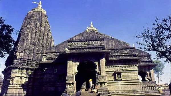 दसऱ्याच्या निमित्ताने लाखो भाविक नाशिकच्या त्र्यंबकेश्वरचे दर्शन घेत असतात. दरवर्षी भाविकांची मोठीच्या मोठी रांगच्या रांग पाहायला मिळते.