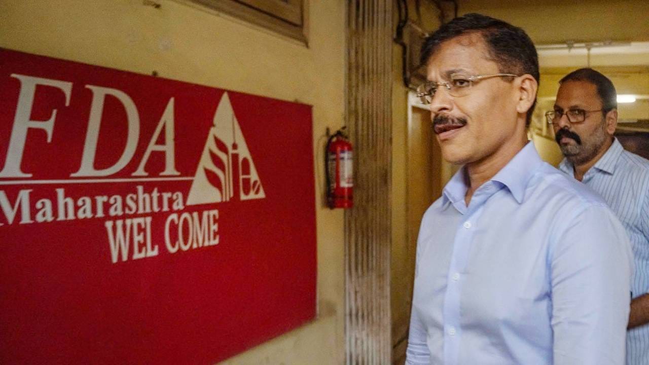 Tukaram Mundhe : ओ मुंढे काका... आमचा वडापाव सुरू करा ना... विद्यार्थ्याचा Video इन्स्टावर व्हायरल Tukaram Mundhe : ओ मुंढे काका... आमचा वडापाव सुरू करा ना... विद्यार्थ्याचा Video इन्स्टावर व्हायरल