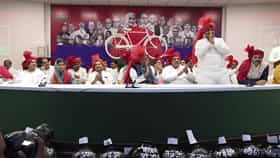 मोठी बातमी ! भाजपला बालेकिल्ल्यातच मोठं खिंडार, बड्या नेत्याने सोडला पक्ष; असंख्य आमदार फुटणार?