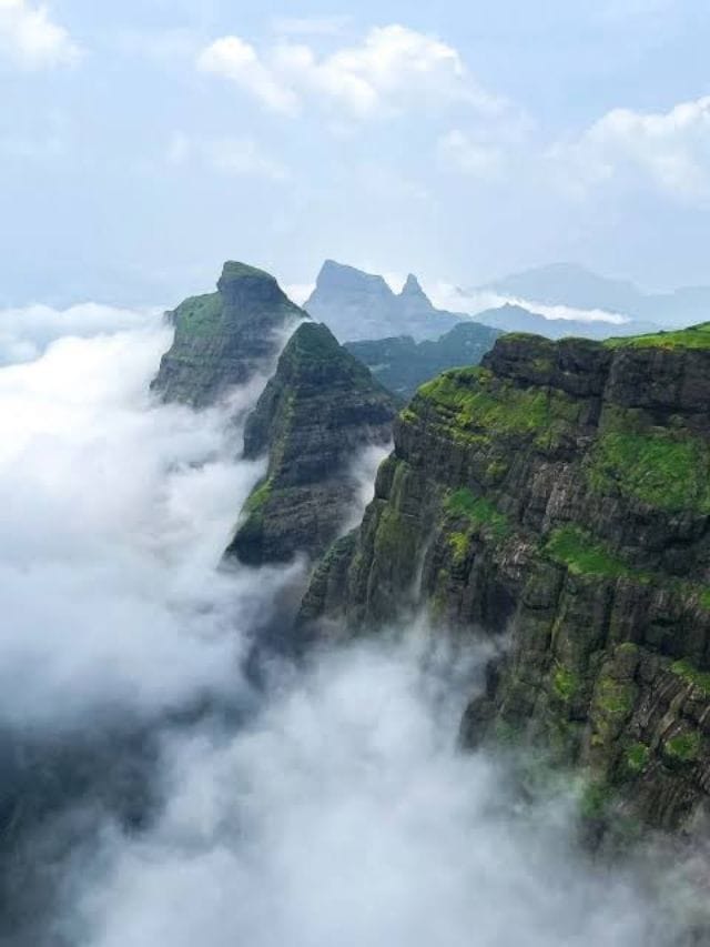 सर्व ट्रेकर्सचा आवडता किल्ला; निसर्ग, थरार आणि इतिहास यांचा मेळ एकाच ठिकाणी