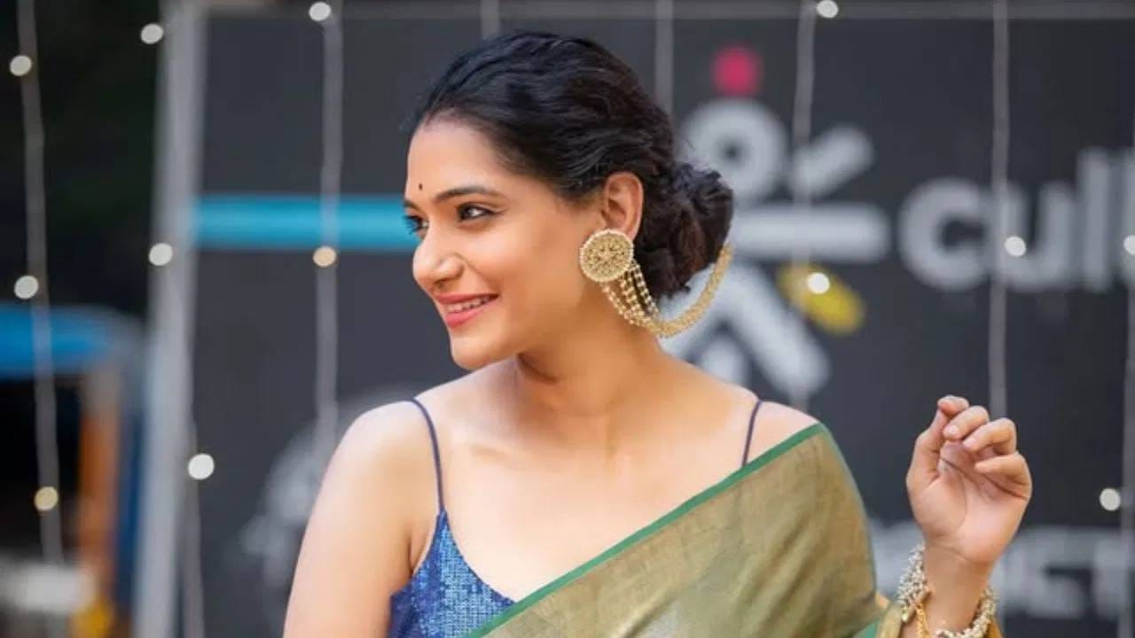 उर्मिला कानेटकरने तिच्या अधिकृत इन्स्टाग्राम अकाऊंटच्या स्टोरीला ती सध्या काय करते या सिनेमातील सीनची एक क्लिप शेअर केली आहे. या सीनमध्ये अनुरागचं शाळेत असताना प्रेम असलेली तन्वी घरी येते. ती त्याच्या मुलीला नाव विचारते आणि ते ऐकून थक्क होते.