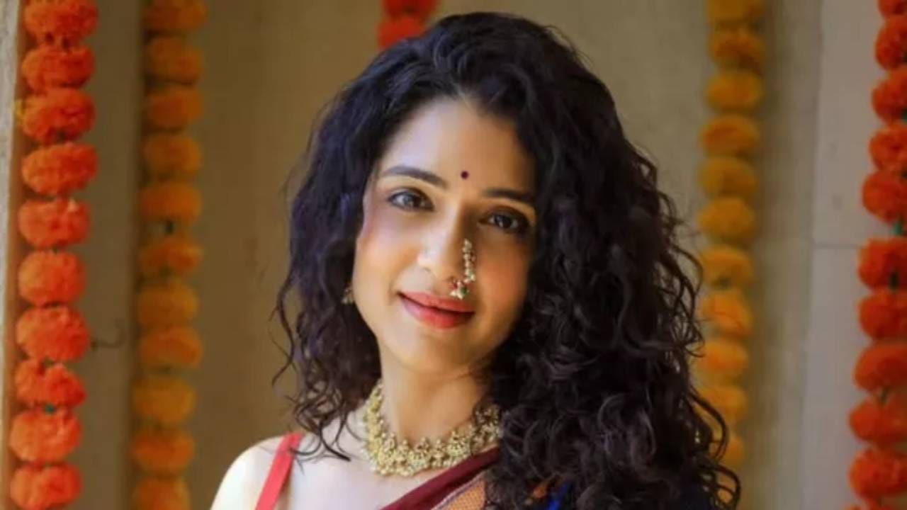 मराठमोळी अभिनेत्री उर्मिला कानेटकर सध्या सोशल मीडियावर प्रचंड सक्रिय असल्याचे पाहायला मिळते. नुकताच तिने इन्स्टाग्राम अकाऊंटवरील तिचे नाव बदलल्याचे पोस्टद्वारे सांगितले. आता तिने आणखी एक पोस्ट शेअर केली आहे. या पोस्टने सर्वांचे लक्ष वेधून घेतले आहे.