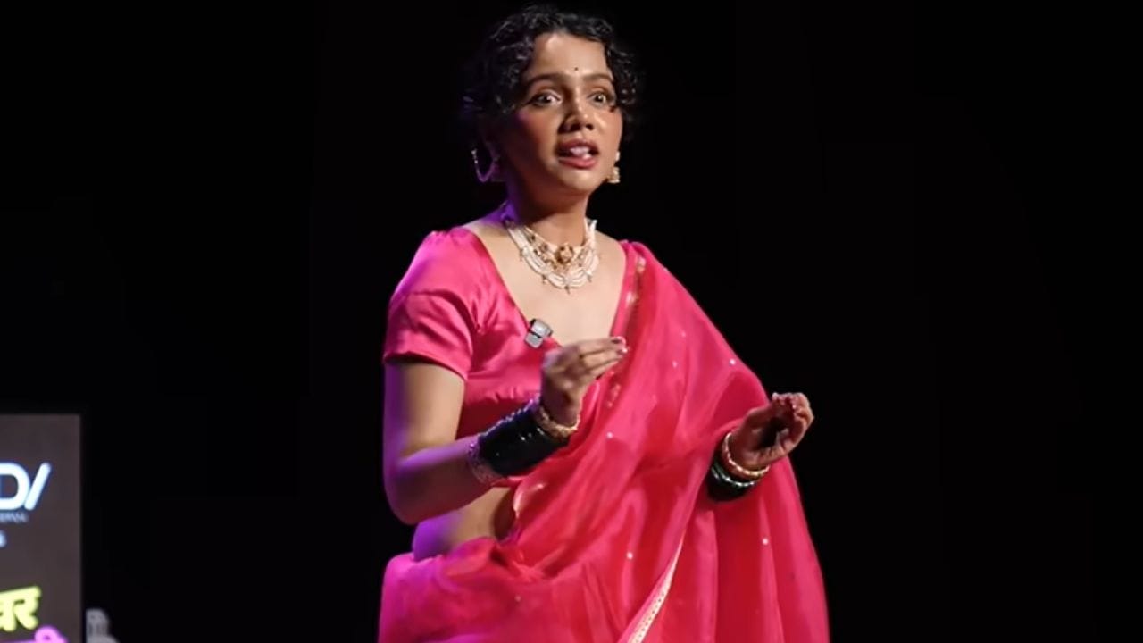 साडी नेसण्याच्या विविध पद्धती या भारतीय परंपरेचा भाग असल्याचं ऊर्मिलानं सांगितलं. भारतात साडी नेसण्याच्या शंभरहून अधिक पद्धती आणि शैली असल्याचा उल्लेख करत तिनं प्रत्येक शैलीमागील इतिहास आणि सांस्कृतिक संदर्भ समजून घेण्याची गरज अधोरेखित केली.