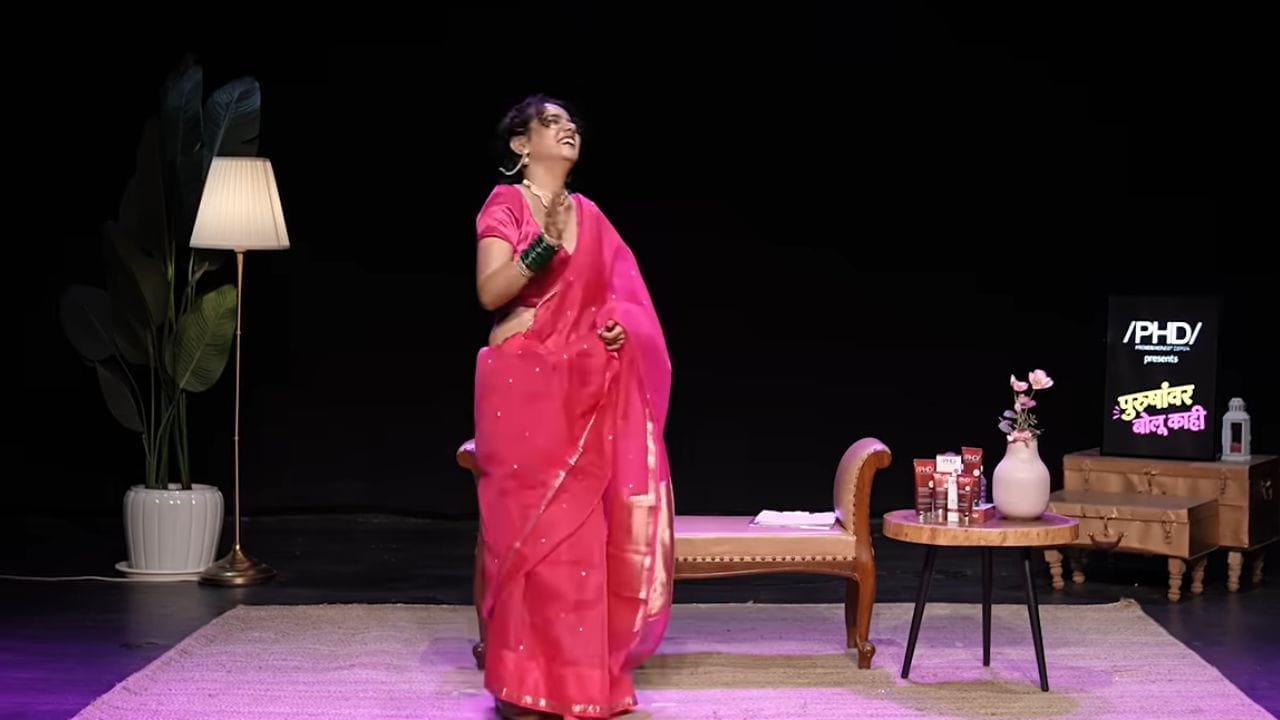 ऊर्मिलानं शोदरम्यान नेसलेल्या गुलाबी साडीतील फोटो आणि व्हिडीओ सोशल मीडियावर शेअर केले होते. मात्र, तिच्या साडी नेसण्याच्या पद्धतीवरून काही नेटकऱ्यांनी तिला ट्रोल केलं. या ट्रोलिंगनं गंभीर स्वरूप घेत तिला सामूहिक बलात्कार, घरगुती हिंसाचार आणि जीवे मारण्याच्या धमक्याही देण्यात आल्या.