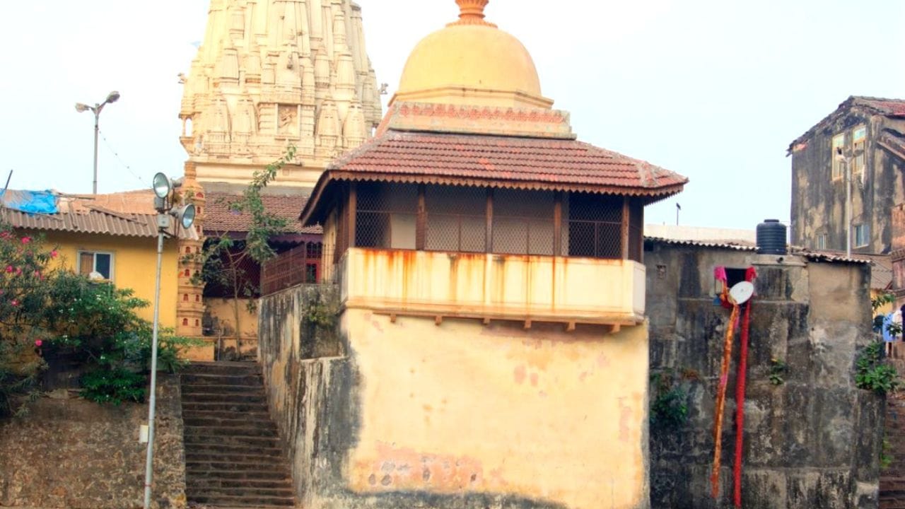 मिनी काशी कुठे आहे? : मुंबईच्या दक्षिण भागातील मलबार हिल परिसरात असलेल्या वाळकेश्वर आणि तेथील बाणगंगा तलाव या परिसराला मुंबईची मिनी काशी किंवा मिनी बनारस म्हटले जाते.