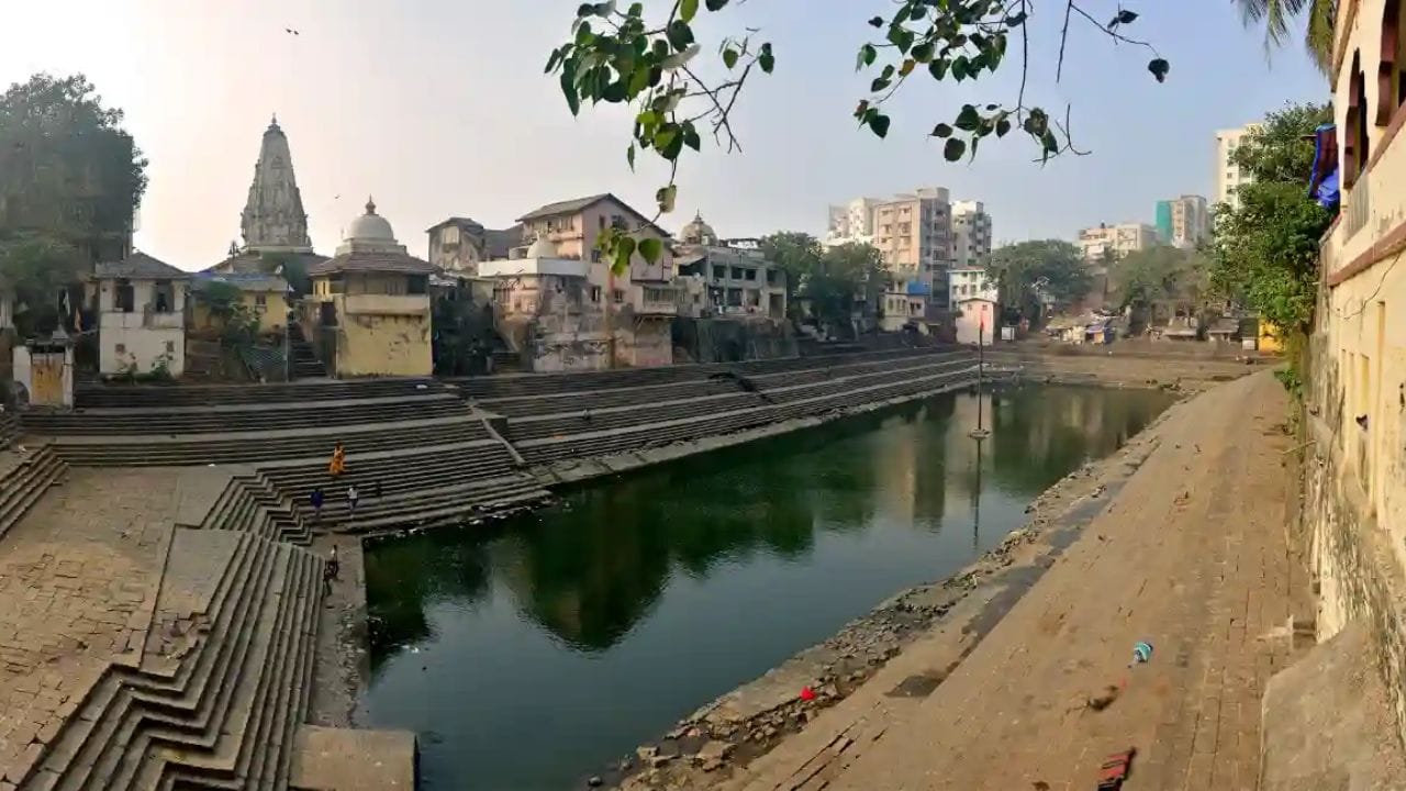 बाणगंगा तलावाभोवती मंदिरांची रांग : बाणगंगा तलावाच्या आसपास अनेक छोटी-मोठी मंदिर पाहायला मिळतात. तलाव,मंदिर आणि जुन्या वास्तुंमुळे या परिसराला एक वेगळंच धार्मिक आणि ऐतिहासिक महत्त्व मिळालं आहे. 