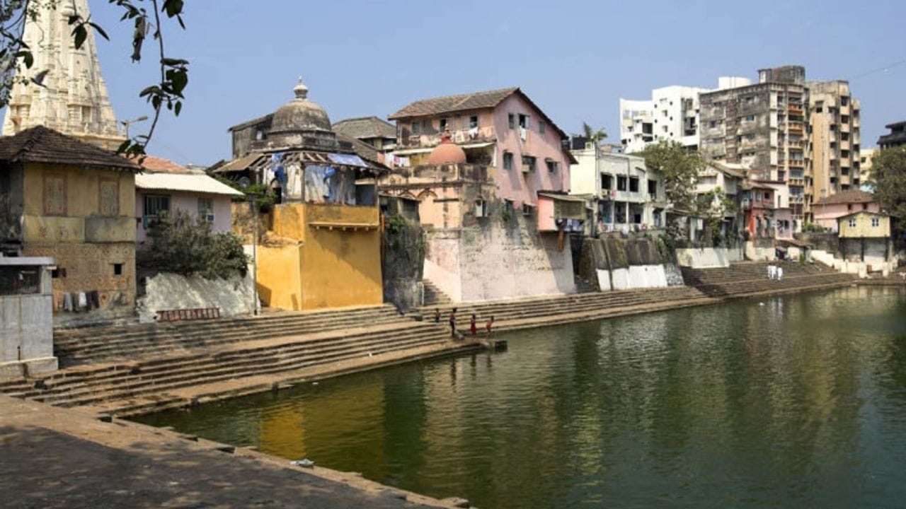 बाणगंगा तलावाच महत्त्व : लंकेकडे जाताना जेव्हा श्रीरामांना वाटेत तहान लागली होती, तेव्हा त्यांनी बाण मारून पाण्याचा झरा निर्माण केला. पाताळगंगेचे पाणी रामांनी बाण मारून बाहेर काढल्याने या तलावाला बाणगंगा असे नाव पडले. असे कथा पुराणांमध्ये सांगितले जाते.