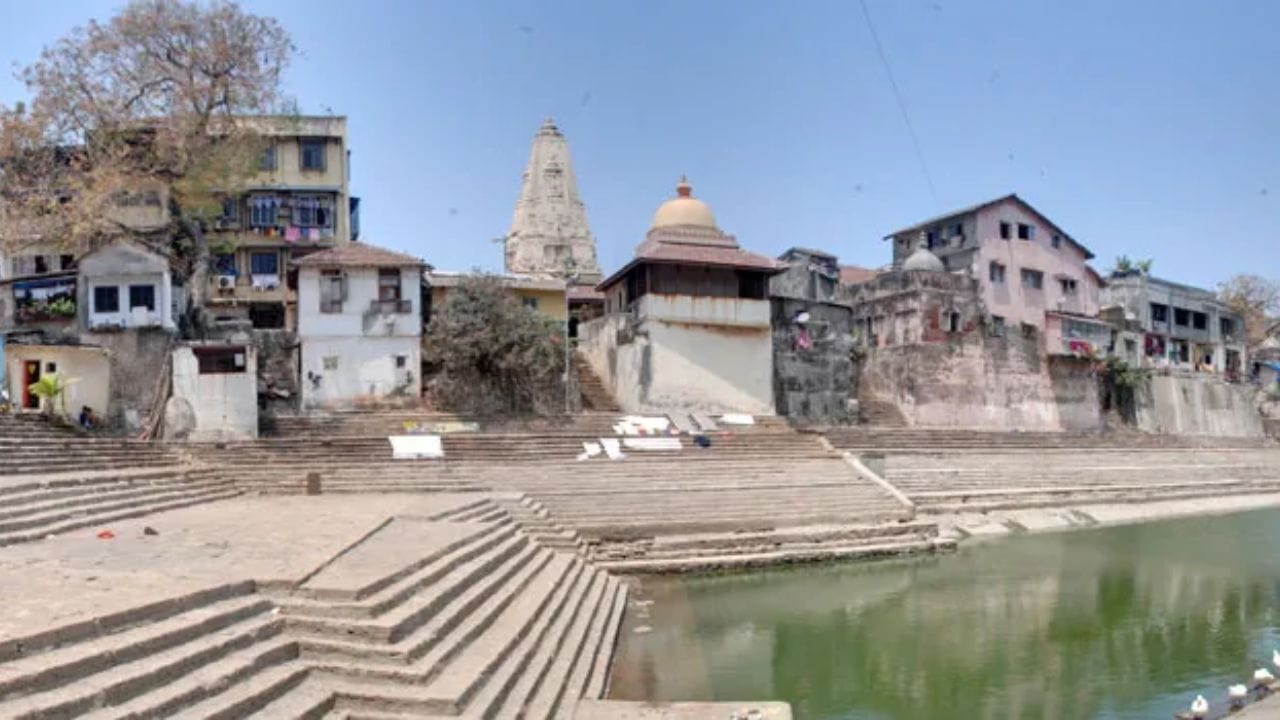 मिनी काशी का म्हणतात : काशीप्रमाणेच वाळकेश्वर परिसरात शिवभक्ती मंदिर, धार्मिक विधी आणि पवित्र जलाशी संबंधित श्रद्धा पाहायला मिळते. याच धार्मिक वातावरणामु्ळे मिनी काशी म्हणून संबोधले जाते.