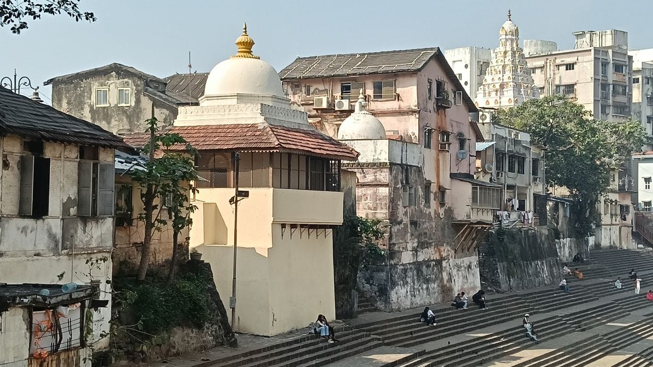 वाळकेश्वर असे नाव का पडले : वाळू आणि त्यापासून तयार झालेला ईश्वर त्यामुळे या ठिकाणाला वाळकेश्वर असे नाव प़डले. असे सांगितले जाते. 
