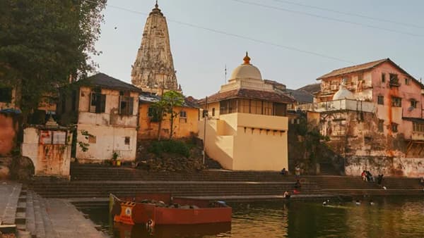 वाळकेश्वराचे धार्मिक महत्त्व : वाळकेश्वर परिसर याचा संबंध भगवान शिवाशी लावला जातो. इथलं वाळकेश्वर मंदिर मुंबईतील प्रसिद्ध शिवमंदिरांपैकी एक आहे. या मंदिराची विशेष रचना आणि आजूबाजूचा परिसर यामुळे या परिसराला वाराणसीचं महत्त्व आहे.