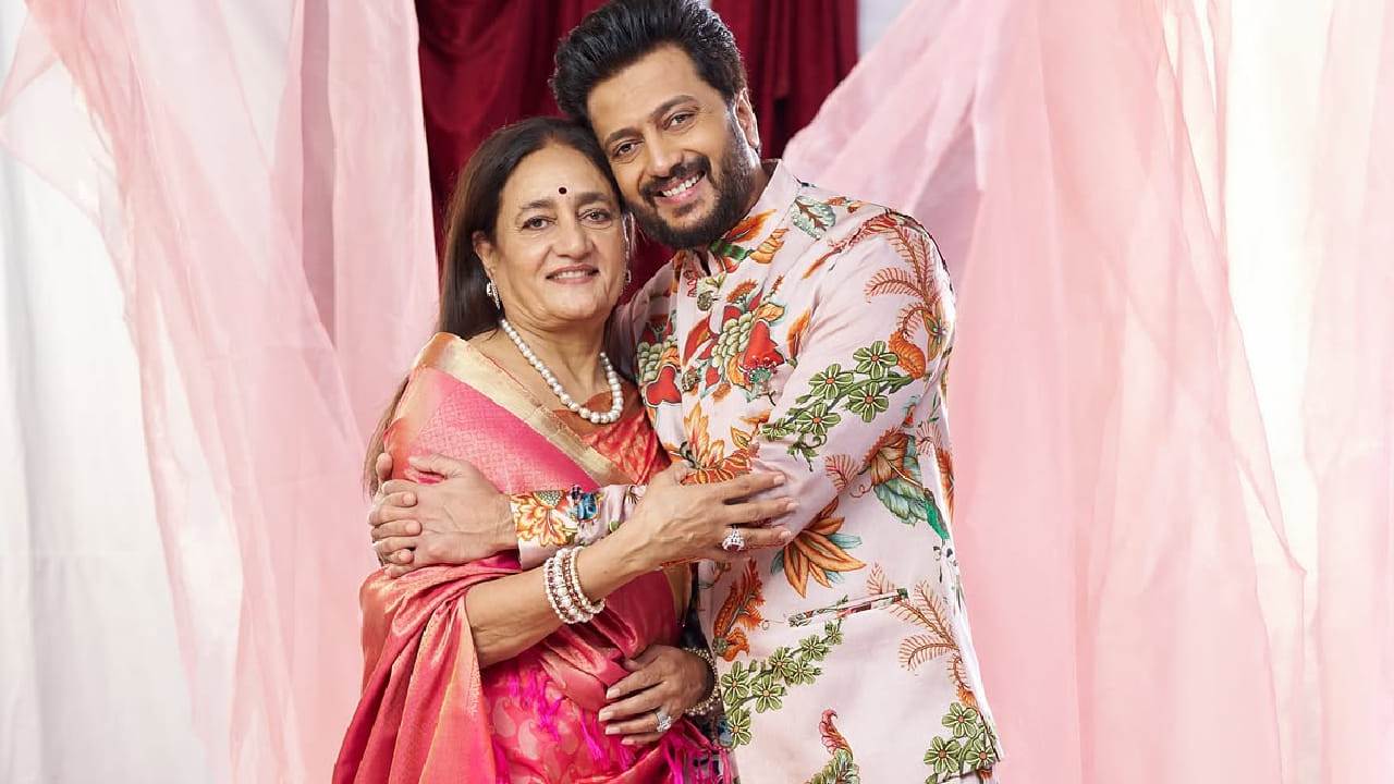 जिनिलीयाने सासूबाईंसोबतचे काही सुंदर फोटो शेअर केले असून, या फोटोंमध्ये दोघीही पारंपरिक सिल्क साड्यांमध्ये दिसत आहेत. त्यांच्या या खास लूकने चाहत्यांचं लक्ष वेधून घेतलं आहे.