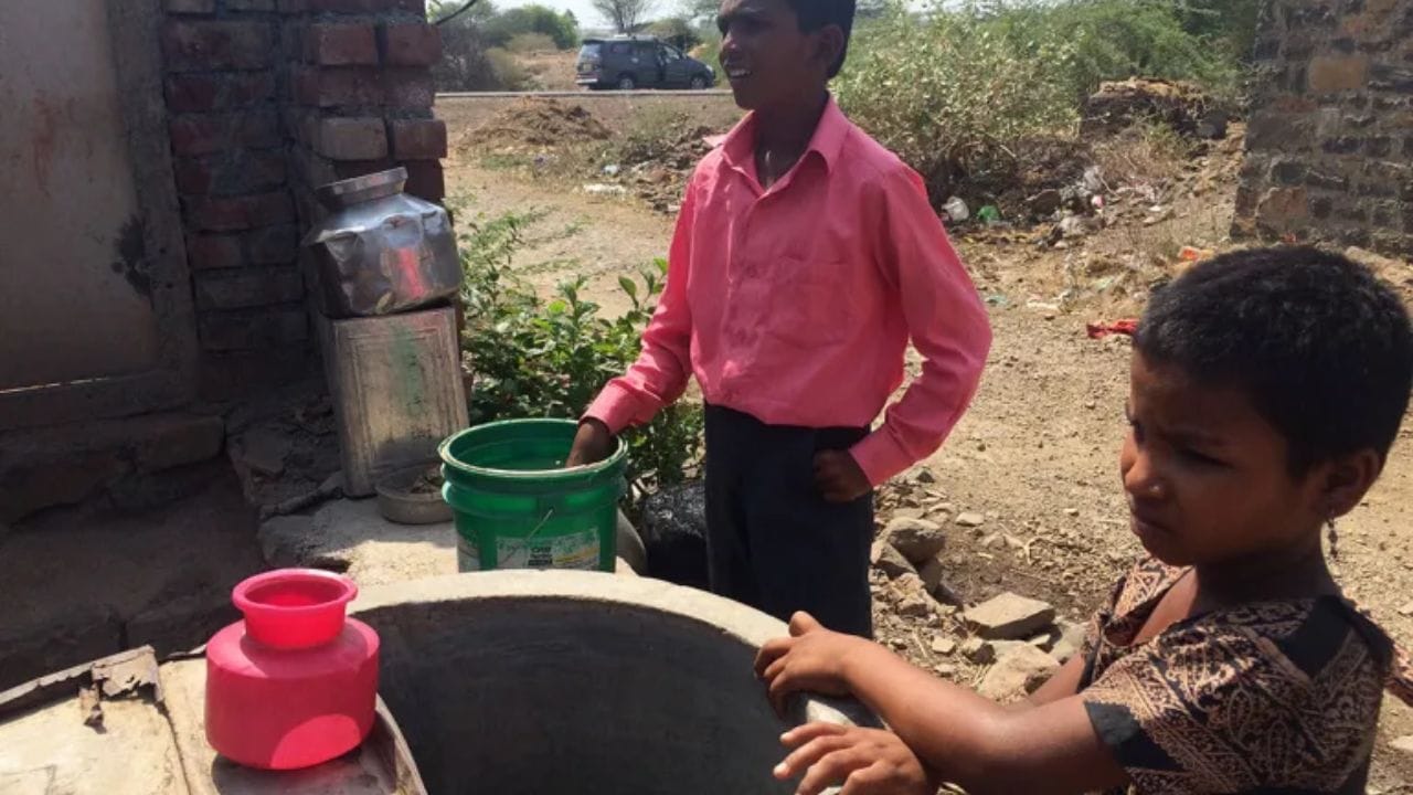 दुष्काळग्रस्त शेतकऱ्यांच्या खात्यावर एक लाख रुपये जमा करण्यात यावे अशी मागणी खासदार गोवा पाडवी यांनी केली आहे. वरझडीत रोजगार हमीची कामे सुरू करण्याची मागणी ग्रामस्थांनी केली आहे. दुष्काळग्रस्तांना दिलासा मिळावा यासाठा शासनाच्या निर्णयाकडे ग्रामस्थांचे लक्ष लागले आहे.