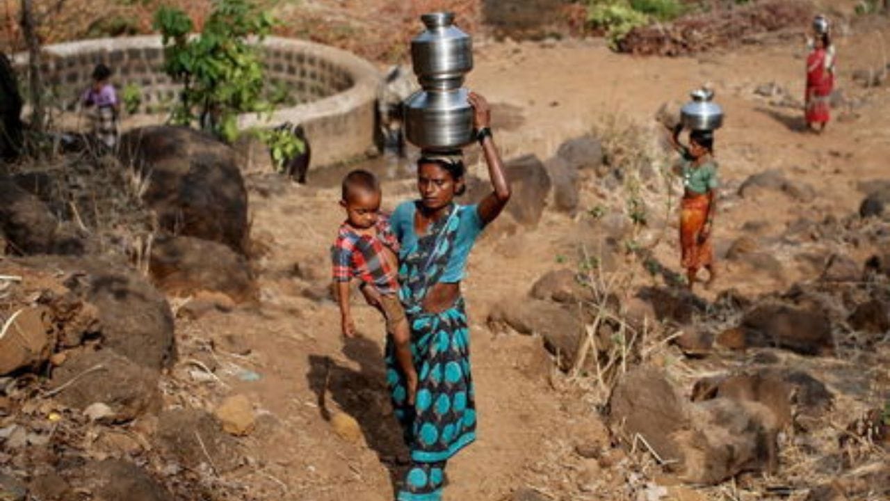 शिरपूर तालुक्यातील सात पाड्यात रोजगाराचा प्रश्न गंभीर निर्माण झाला आहे. मजुरीसाठी गुजरात,मध्य प्रदेशासह महाराष्ट्रातील विविध शहरांकडे धाव घेतली आहे. ६५० लोकसंख्येच्या मुख्य गावात केवळ १० कुटुंबे आता शिल्लक आहेत.