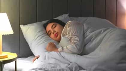 Vastu Tips : उशीखाली या 6 वस्तू ठेवून झोपता? आजच बदला ही सवय, अन्यथा...