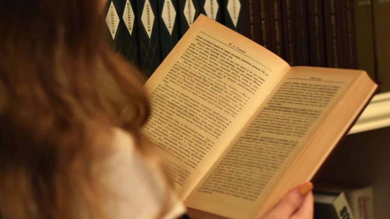 उशीखाली पुस्तकं ठेवून झोपू नका - वाचन करताना झोप आल्यामुळे अनेक जण पुस्तक उशीखाली ठेवून झोपतात. मात्र, अशी सवय टाळावी, असे वास्तुशास्त्रात सांगितलं जातं. पुस्तके आणि अभ्यासाशी संबंधित साहित्य देवी सरस्वतीशी जोडलं जातं. त्यामुळे पुस्तकांचा आदर राखावा, अशी धार्मिक मान्यता आहे. उशीखाली पुस्तक ठेवून झोपल्याने एकाग्रतेवर परिणाम होऊ शकतो, असंही मानलं जातं.  (डिस्क्लेमर : वरील लेखात देण्यात आलेली माहिती ही प्राथमिक स्वरूपाची आहे. ती उपलब्ध स्रोतांवरून देण्यात आलेली आहे.  आम्ही या माहितीची पुष्टी करत नाही किंवा समर्थनही देत नाही, याच्या तथ्यांबद्दल आम्ही कुठलाही दावा करीत नाही,  तसेच अंधश्रद्धेला दुजोरा देत नाही.)
