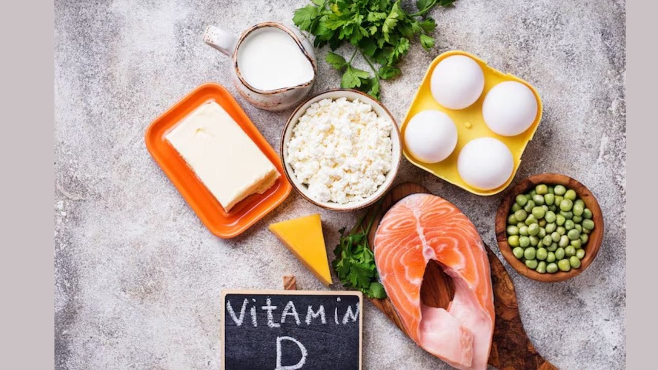 शरीर देतंय ही ५ संकेत, असू शकते Vitamin D ची कमतरता, आहारात घ्या ‘हे’ पदार्थ शरीर देतंय ही ५ संकेत, असू शकते Vitamin D ची कमतरता, आहारात घ्या ‘हे’ पदार्थ