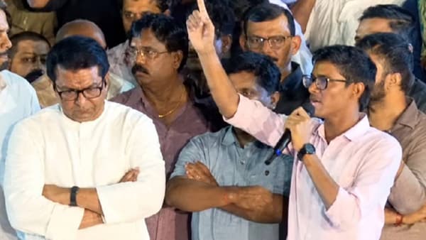 “MPSC चे पेपर फुटले, आता बालवाडीचे पेपर फुटायची वेळ येऊ देऊ नका!” या एका वाक्याने विवेकानंद पाटीलचं नाव चर्चेत आलं. पुण्यात सुरू असलेल्या MPSC विद्यार्थ्यांच्या आंदोलनात आपल्या रांगड्या भाषेत, अभ्यासपूर्ण मांडणीत आणि परखड वक्तृत्वाने त्याने हजारो विद्यार्थ्यांचं लक्ष वेधून घेतलं आहे. MPSC विद्यार्थ्यांच्या आंदोलनाला राज ठाकरे, सुप्रिया सुळे, ओमराजे निंबाळकर, विश्वजीत कदम यांच्यासह अनेक मान्यवरांनी भेट दिली. मात्र या नेत्यांसमोरही विवेकानंदने विद्यार्थ्यांच्या प्रश्नांवर बेधडक भूमिका मांडली.