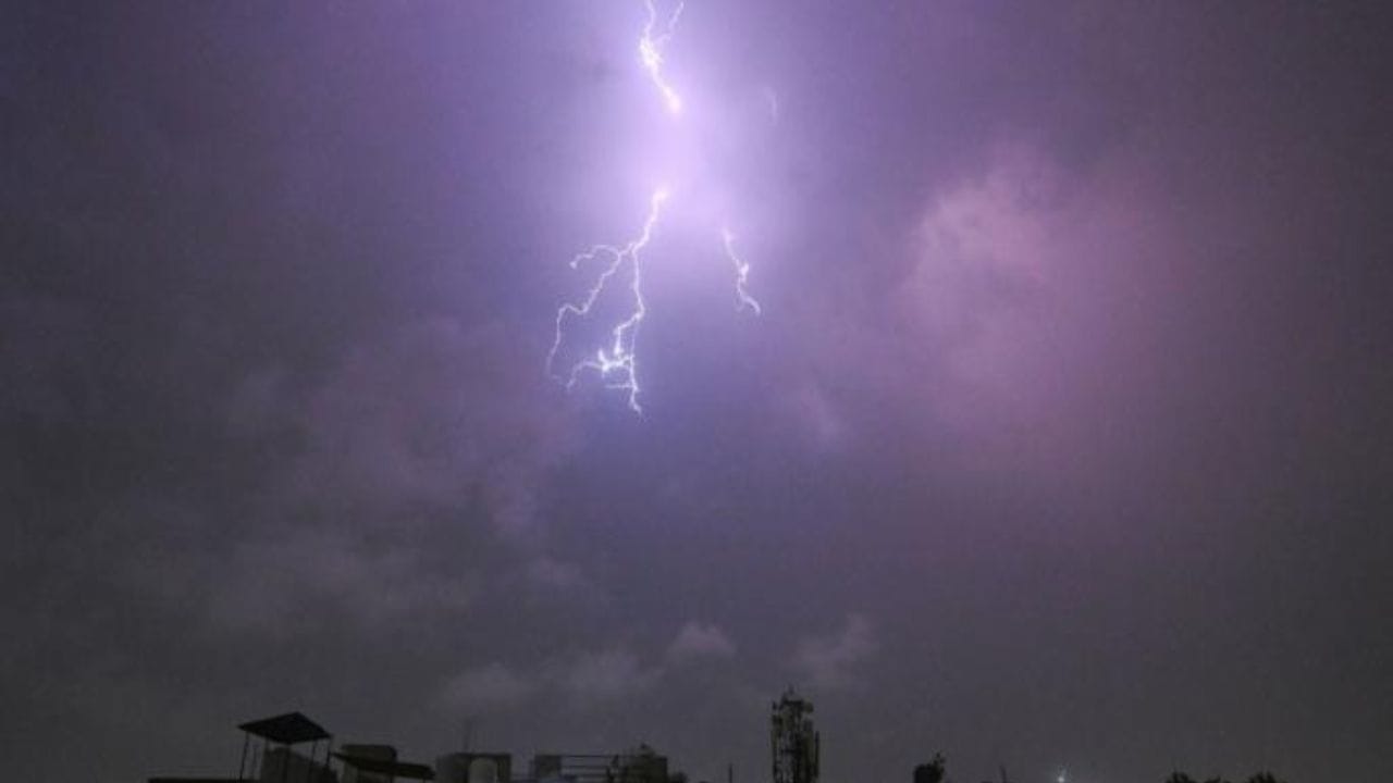 नाशिक घाटमाथा अहिल्यानगर भागात मेघगर्जनेसह पाऊस होईल. पुणे, सांगली आणि सोलापूर येथे हवामान कोरडे राहण्याचे संकेत आहेत.