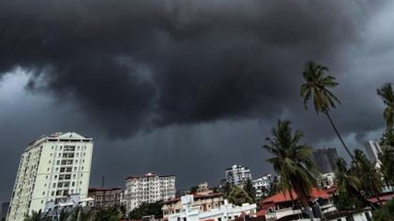 मुंबई, ठाणे, पालघर आणि रायगडमध्ये उष्ण व कोरडे हवामान राहण्याची शक्यता आहे. रत्नागिरी आणि सिंधुदुर्गमध्ये काही ठिकाणी हलक्या पावसाच्या सरी पडू शकतात. उन्हाचा त्रास टाळण्यासाठी नागरिकांनी दुपारच्या वेळी काळजी घ्यावी.