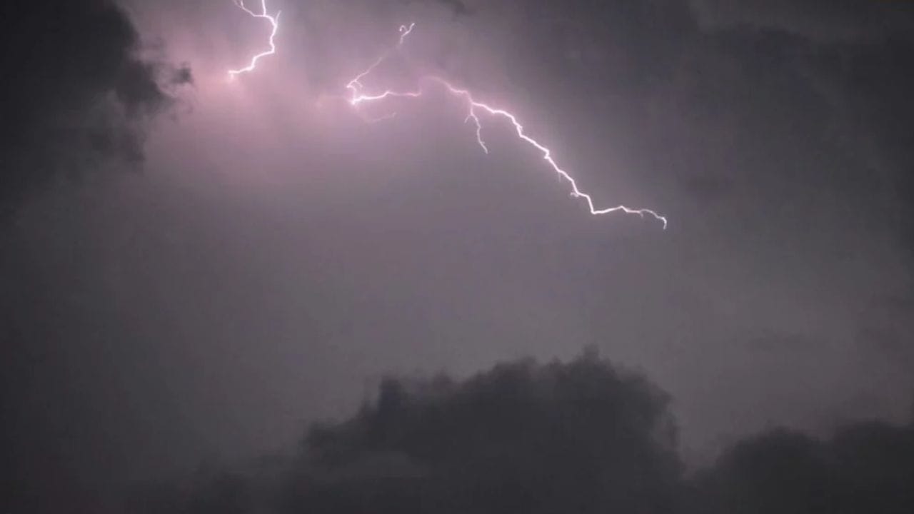 धाराशिव जिल्ह्यात भारतीय हवामान विभागाने येलो अलर्ट जारी केला. विजांच्या कडकाटासह पाऊस होण्याचा अंदाज आहे. यंदा राज्यात समाधानकारक पाऊस झाला नाही. त्यातच आता पुन्हा पावसाचा इशारा देण्यात आला.  