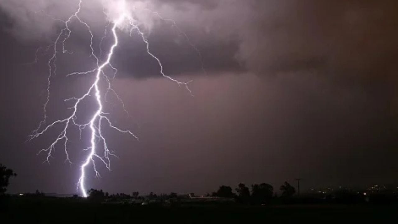 मागील काही महिने कोरडे गेले. दुष्काळाची स्थिती आहे. त्यातच भारतीय हवामान विभागाने मोठा इशारा दिला.पावसाचा अलर्ट जारी करण्यात आला. परभणी, बीड, पुणे, सातारा, रायगड या जिल्ह्यांमध्ये मध्यम स्वरूपाचा पाऊस होण्याची शक्यता आहे.