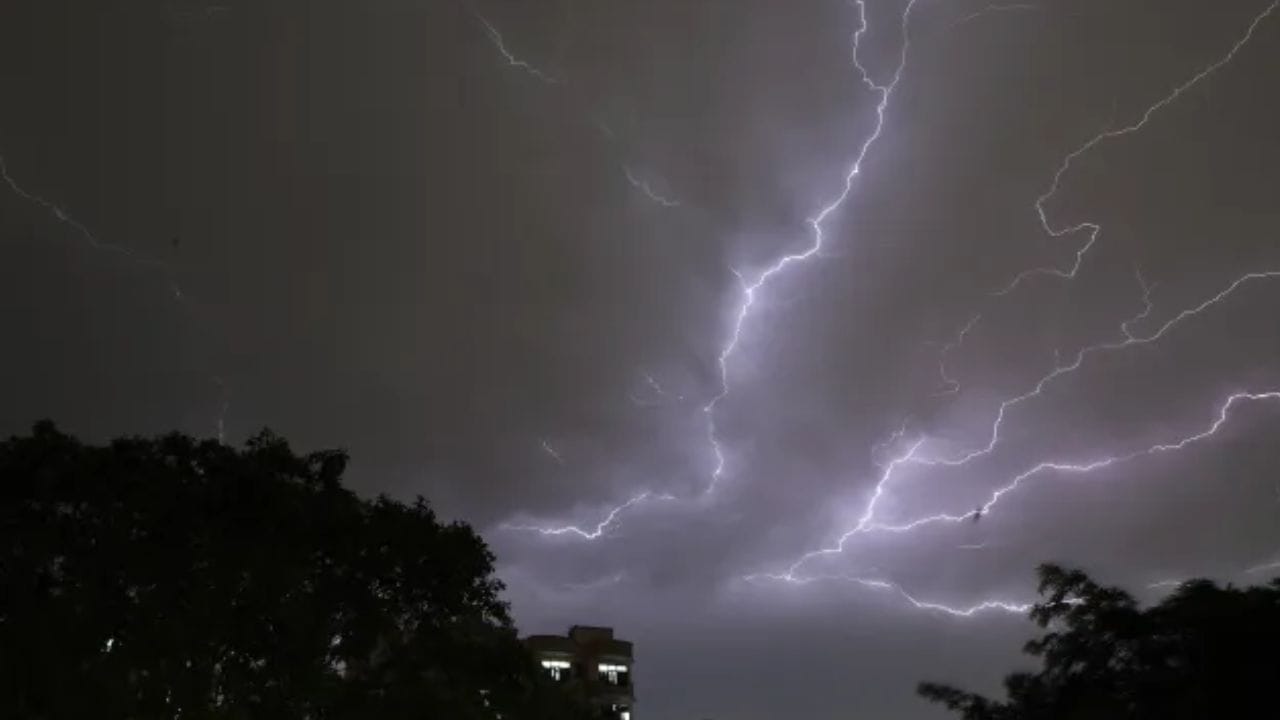 वर्धा, अमरावती, गडचिरोली या भागात विजांचा कडकडाटासह पाऊस झाला. 30 ते 40 किमी प्रतितास वेगाने जोरदार वारे वाहतील. यासोबतच सांगली, सिंधुदुर्ग, कोल्हापूर या भागातही पाऊस होण्याचा अंदाज आहे.