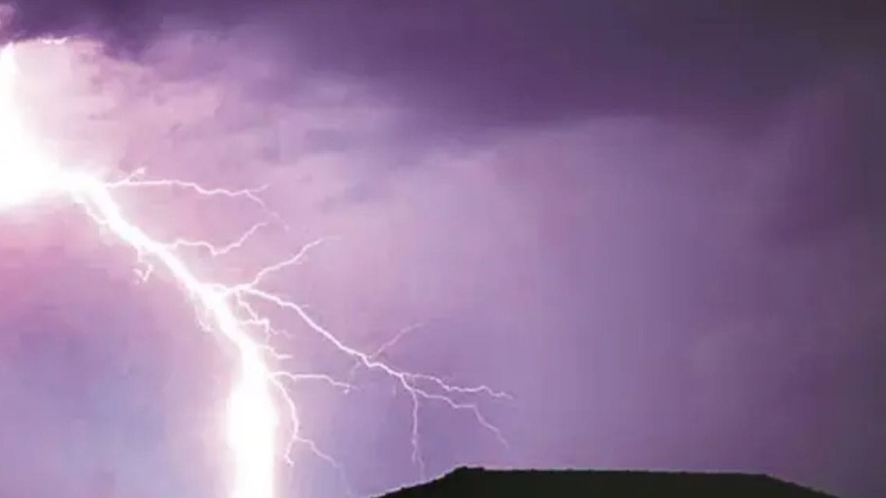 ऑक्टोबर महिन्यातच एप्रिल महिन्यासारखी स्थिती निर्माण झाली. उष्णता वाढत आहे. मन्नारच्या आखाताजवळ समुद्र सपाटीपासून चक्राकार वाऱ्याची स्थिती निर्माण झाली आहे. राज्यातील तापमानात कमालीची वाढ झाली.