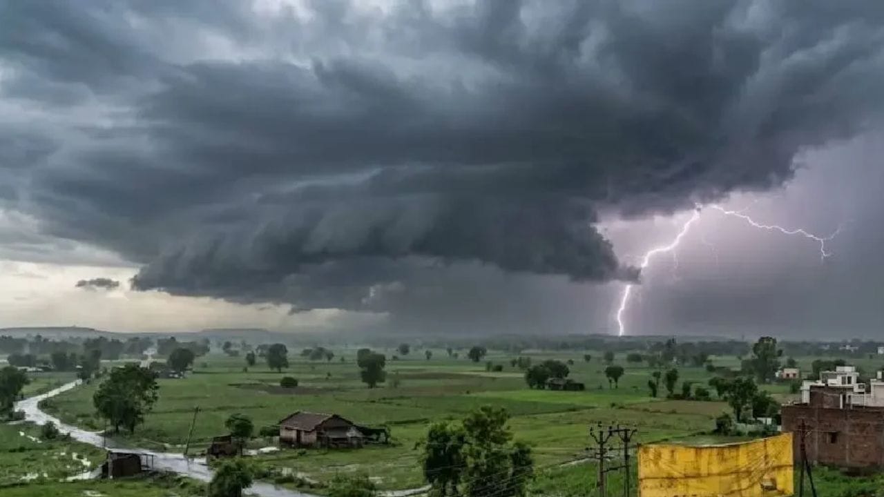 त्यातच भारतीय हवामान विभागाने मोठा इशारा दिला. कोकणात उष्ण व दमट हवामानाचा अंदाज वर्तवण्यात आला. भारतीय हवामान विभागाने नुसताच येलो अलर्ट जारी केला.उष्णता अधिक वाढताना दिसणार आहे.