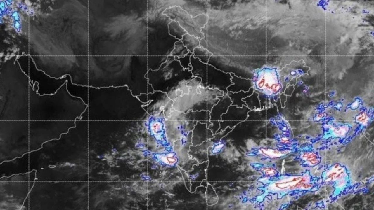 राज्यात मागील काही दिवसांपासून पावसाने पाठ फिरवली. त्यातच मोठी अपडेट येत आहे. ऑक्टोबर हीट वाढताना दिसत आहे. यादरम्यामनच पुन्हा पावसाचा इशारा देण्यात आला.