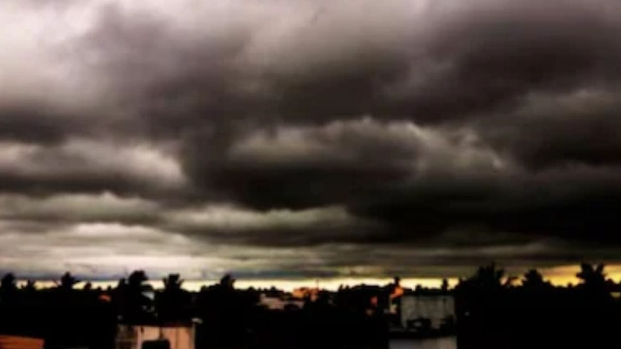 आज मराठवाड्यातील काही जिल्ह्यांसह सोलापूरमध्येही पाऊस होण्याची शक्यता आहे. कोकणात हीट अधिक वाढेल. उष्णता वाढण्याची शक्यता आहे. अनेक जिल्ह्यात पारा आज 37 च्या पुढे असण्याचा अंदाज आहे.