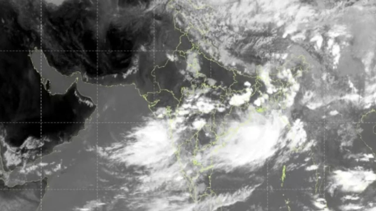  राज्यात पुढील काही दिवसात तापमान अधिक वाढण्याचे संकेत आहेत. तसा इशारा हवामान विभागाने दिला. सातारा, रत्नागिरी, सांगली आणि छत्रपती संभाजीनगरमध्ये हवामान विभागाने हलक्या पावसाचा इशारा दिला.