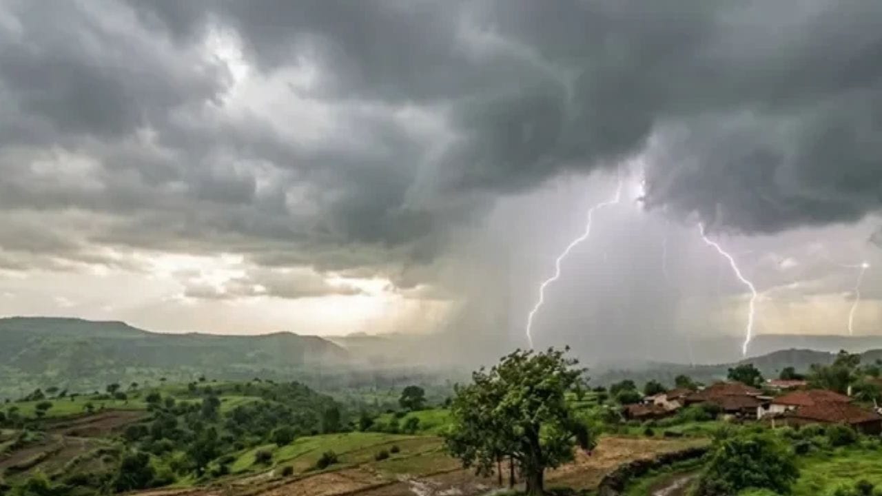 रत्नागिरी, सिंधुदुर्ग, आणि कोकण किनारपट्टीच्या काही भागात पाऊस होण्याचा अंदाज आहे. 150 किमी ताशी वेगाने वारे यादरम्यान वाहण्याची शक्यता आहे. राज्यातील अनेक जिल्ह्यात आज उष्णता वाढण्याची शक्यता आहे.