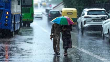 आता चक्रीवादळाचं मोठं संकट, IMD कडून अतिमुसळधार पावसाचा रेड अलर्ट.