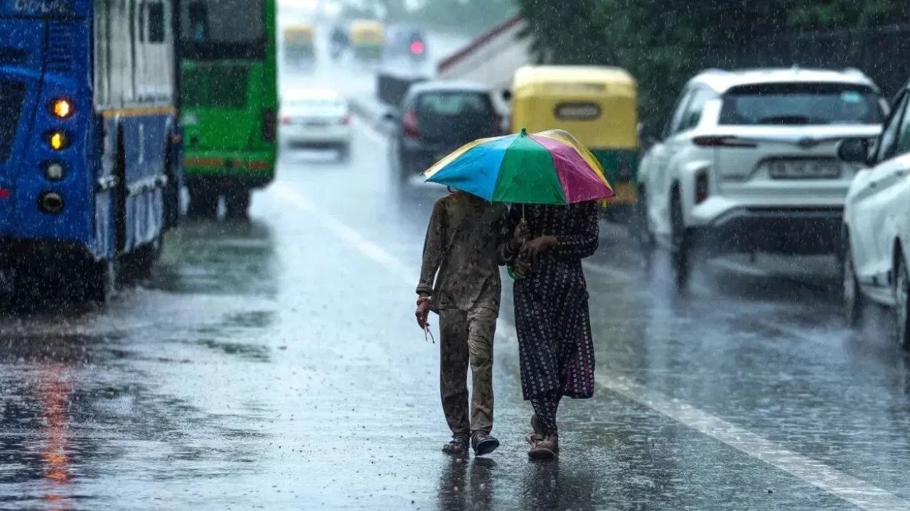 आता चक्रीवादळाचं मोठं संकट, IMD कडून अतिमुसळधार पावसाचा रेड अलर्ट, या तारखा आजच नोट करा आता चक्रीवादळाचं मोठं संकट, IMD कडून अतिमुसळधार पावसाचा रेड अलर्ट, या तारखा आजच नोट करा