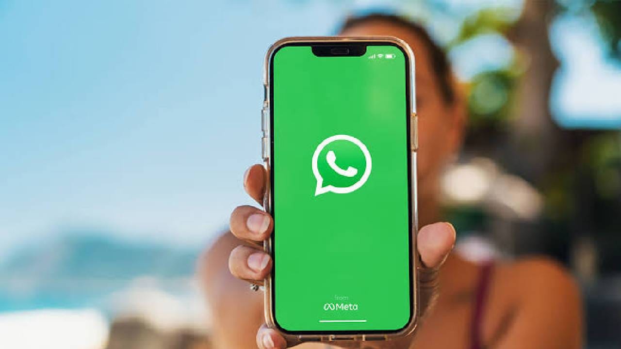 मेटा बिझनेस एजंट: काही निवडक अकाउंट्ससाठी 'मेटा बिझनेस एजंट' (Meta AI Agent) पर्यायही आला आहे जो ग्राहकांना आपोआप उत्तरे देतो, मात्र चुकीची माहिती जाऊ नये म्हणून एआयच्या या उत्तरांची नेहमी खात्री करणे आवश्यक आहे.