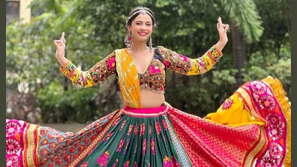 गरबा खेळताना मेकअप होणार नाही खराब! दांडिया नाईटला घामातही मेकअप टिकवण्यासाठी फॉलो करा या खास टिप्स