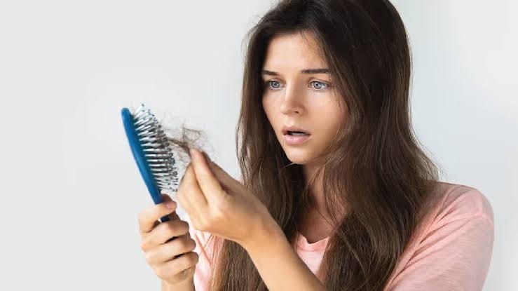 Hair Fall: केस गळतीमुळे त्रस्त आहात? घरात सहज मिळणाऱ्या गोष्टींपासून बनवा हा हेअर पॅक!